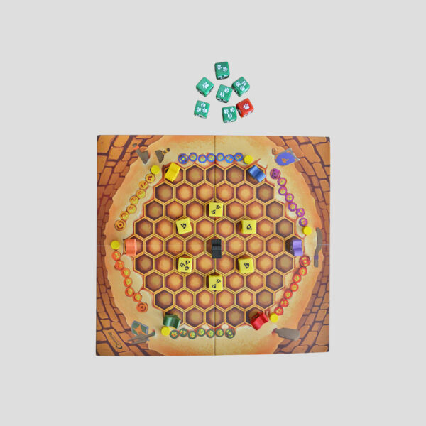 Players moving mice and the cat while collecting cheese on the hexagonal arena.