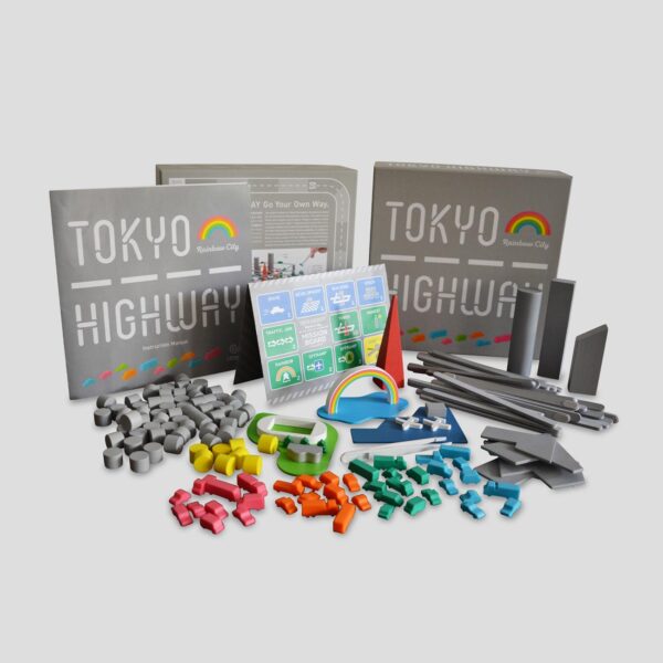 Alle Spielkomponenten von Tokyo Highway: Rainbow City ausgebreitet (Straßen, Autos, Stadtobjekte, Regelbuch usw.).